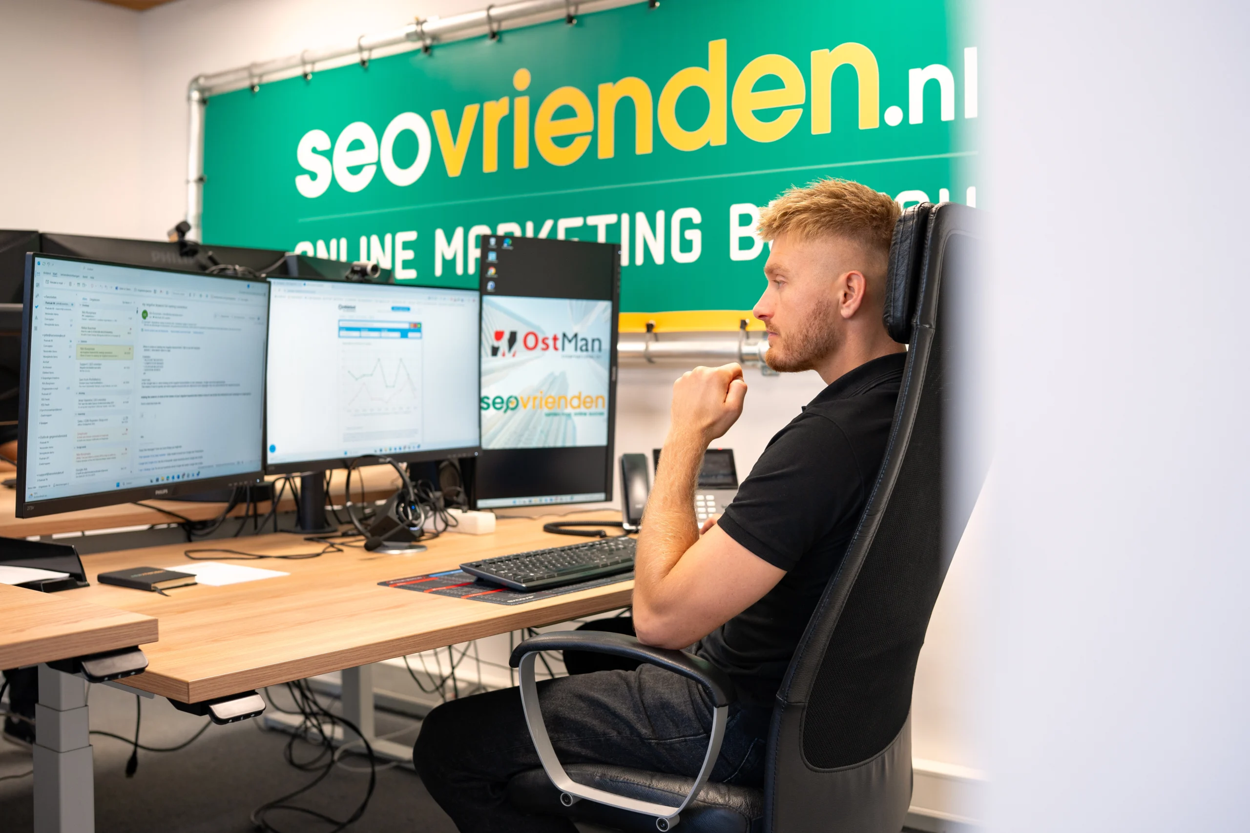 Jelle doet alsof hij aan het werk is