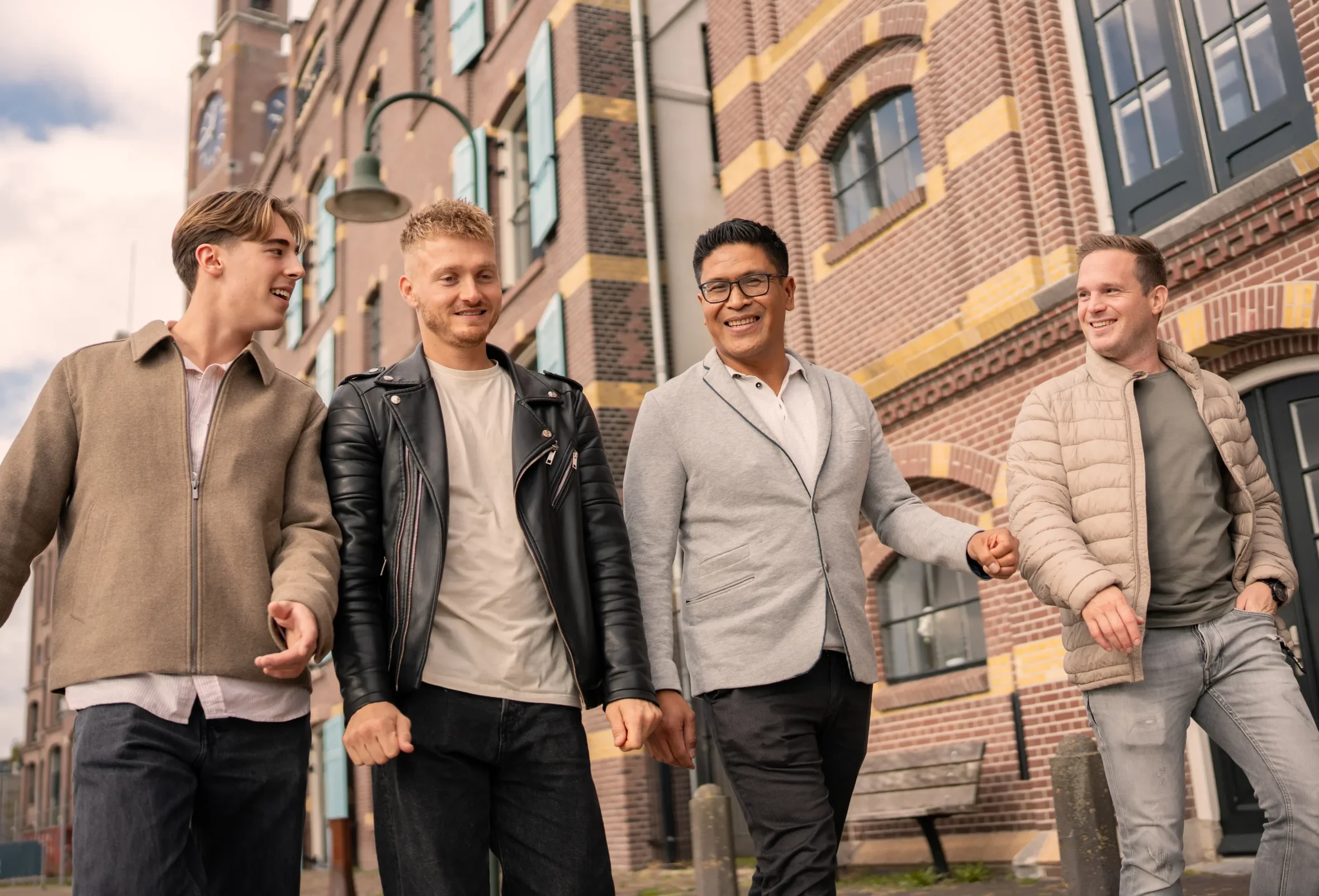 Teamfoto SEO vrienden aan de zaan