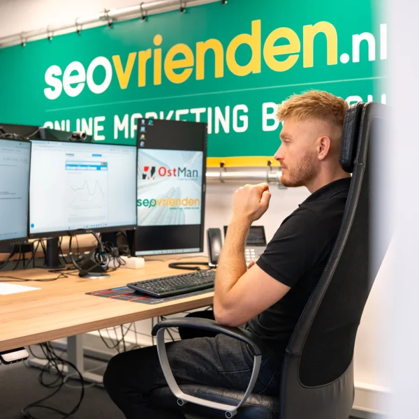 Jelle doet alsof hij aan het werk is